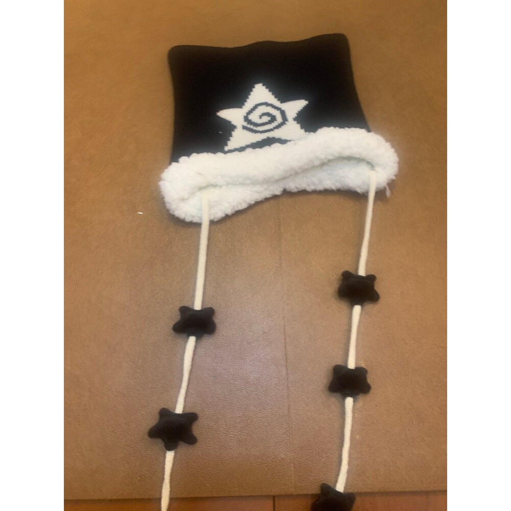 Vintage Hot Topic winter hat – black and white with star and spiral design